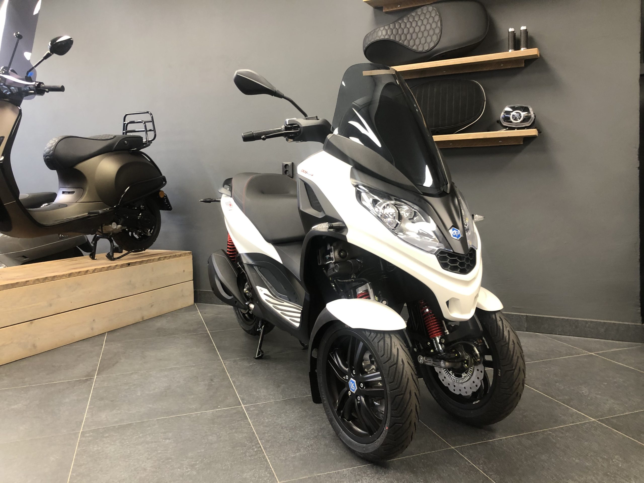 vork slinger rand Piaggio MP3 300cc Sport HPE EURO 5 ABS ASR Wit - Perry Scooters Haarlem
