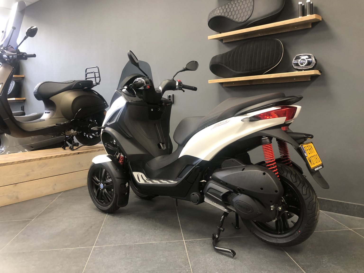 Piaggio MP3 300cc Sport HPE EURO 5 ABS ASR Wit (UITVERKOCHT) - Perry ...