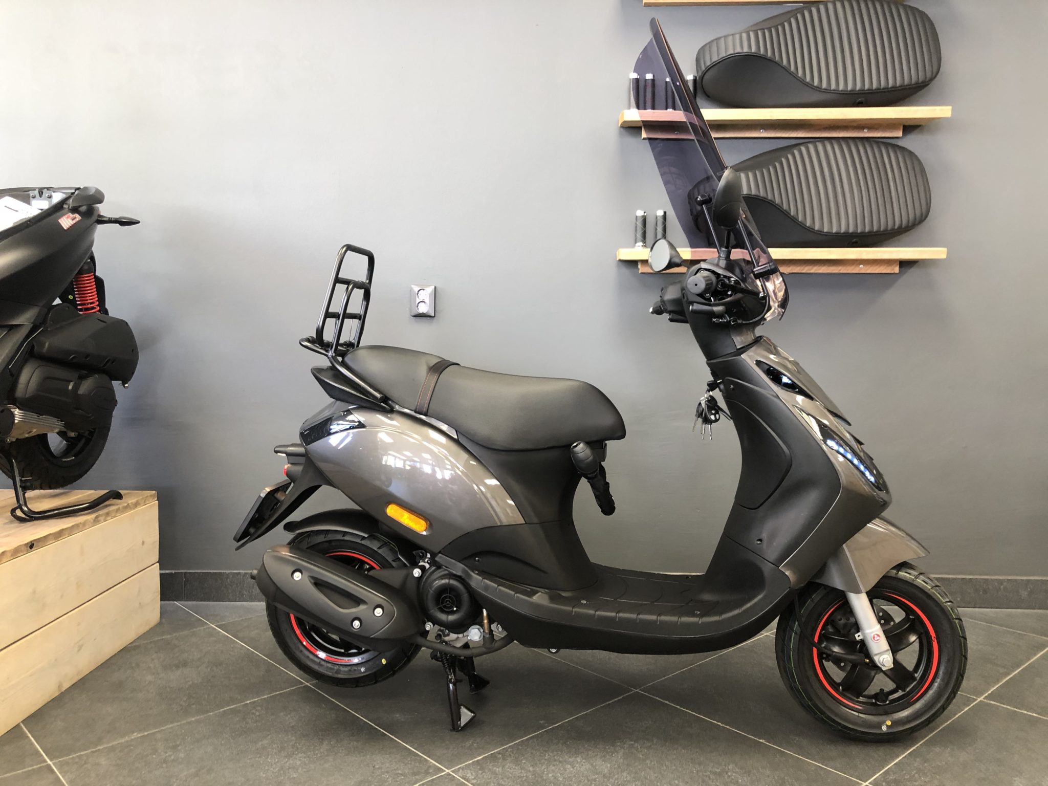 Piaggio Zip SP IGET 4T 3V Euro 5 Specialpaint Agaat Grijs Perry