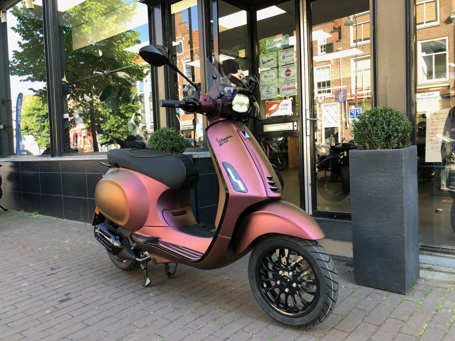  Vespa  Sprint  Specialpaint Purple Gold Perry Scooters Haarlem