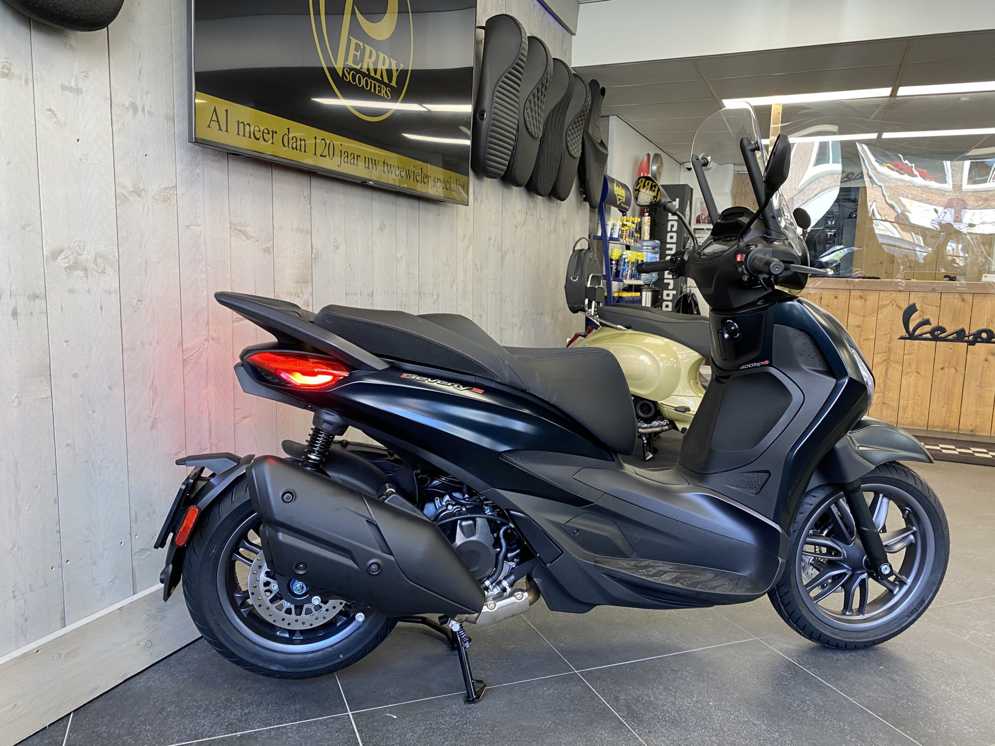 Piaggio New Beverly 400cc HPE E5 ABS ASR Sport Perry Scooters Haarlem