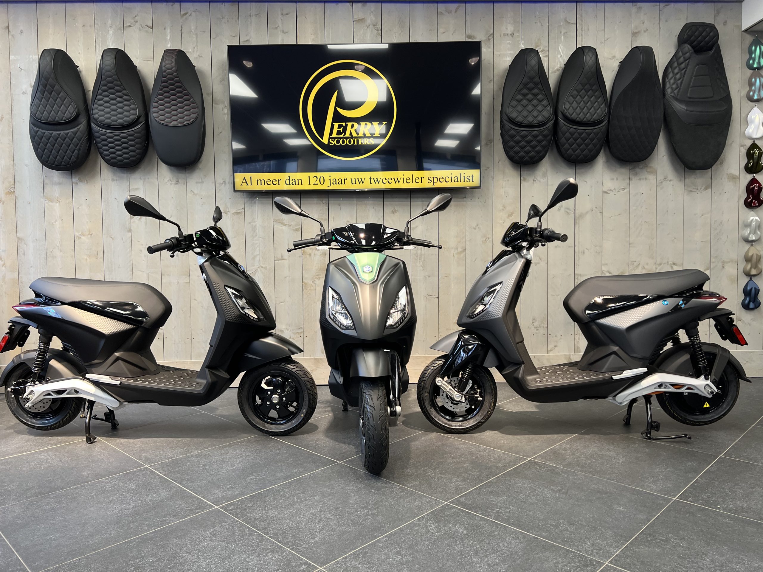 udgifterne Highland Væk Piaggio 1 + 1.2 kW 45 km/h LONG RANGE - Perry Scooters Haarlem
