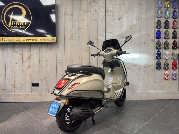 Vespa Sprint Specialpaint Khaki Green - Afbeelding 3