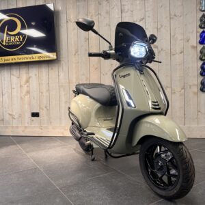 Vespa Sprint Specialpaint Khaki Green