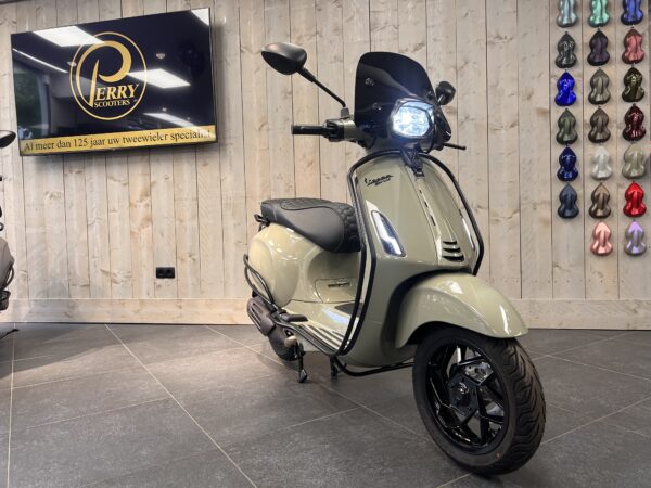 Vespa Sprint Specialpaint Khaki Green