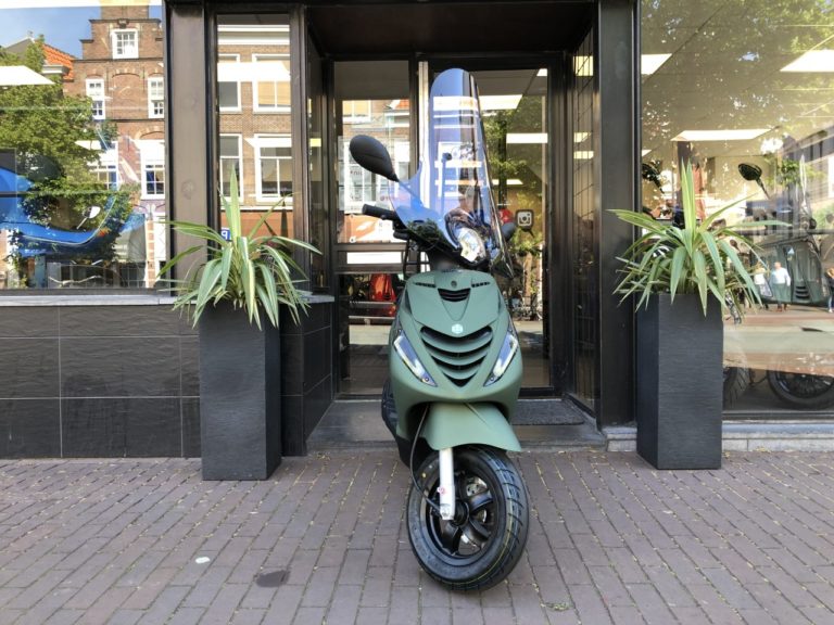 Piaggio Zip IGET 4T 3V Euro 4 Specialpaint Army Green - Perry Scooters